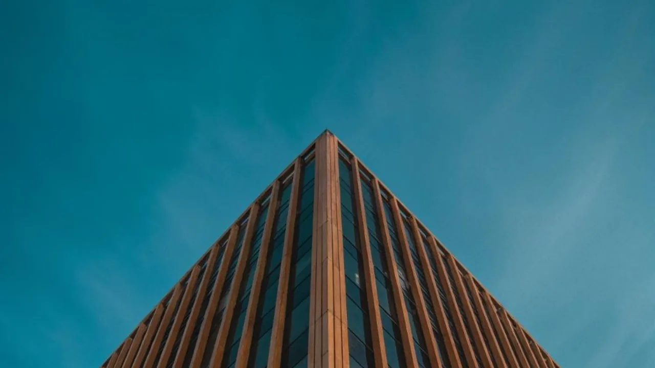 Desktop wallpaper: the peak of a wood-slatted tower against a teal sky